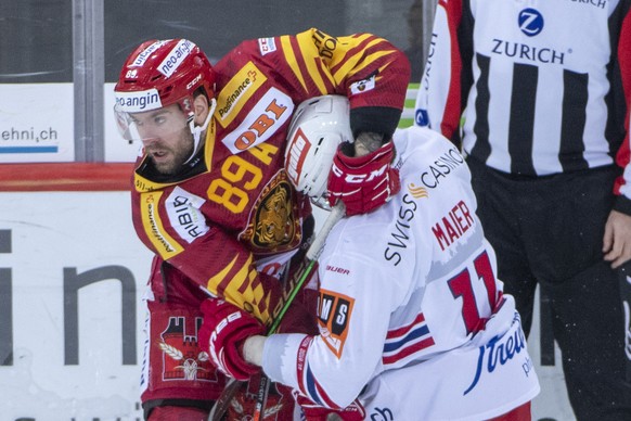 Tigers Chris DiDomenico, links, kaempft um den Puck gegen Rapperswils Fabian Maier, rechts, waehrend dem Meisterschaftsspiel der National League zwischen den SCL Tigers und den SC Rapperswil-Jona Lake ...