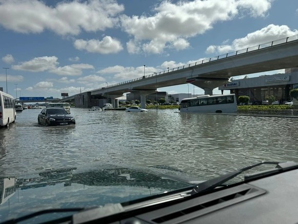 Auf Sheikh Zayed stehen einige Stellen am Mittwochmorgen noch unter Wasser.