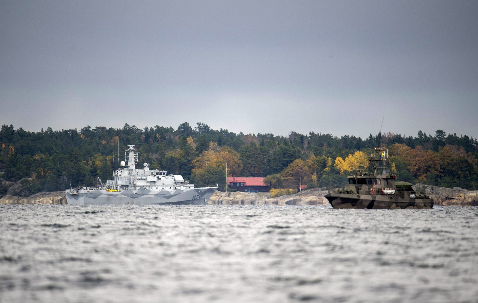 Zwei Schiffe der schwedischen Marine in der Namdo Bucht vor Stockholm: Auch am fünften Tag der Suche ist das Rätsel um das mysteriöse Unterwasserobjekt in der Ostsee ungelöst.