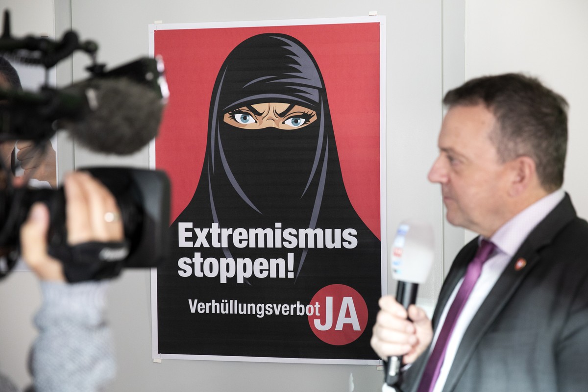 Walter Wobmann, Nationalrat SVP-SO und Initiator der Initiative "Ja zum Verhuellungsverbot", gibt ein Interview im Medienzentrum des Bundeshauses, am Sonntag, 7. Maerz 2021, in Bern. (KEYSTO ...