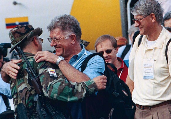 Jean-Pierre Gontard umarmt einen ehemaligen Kommandanten der Farc-Rebellen.&nbsp;<br data-editable="remove">