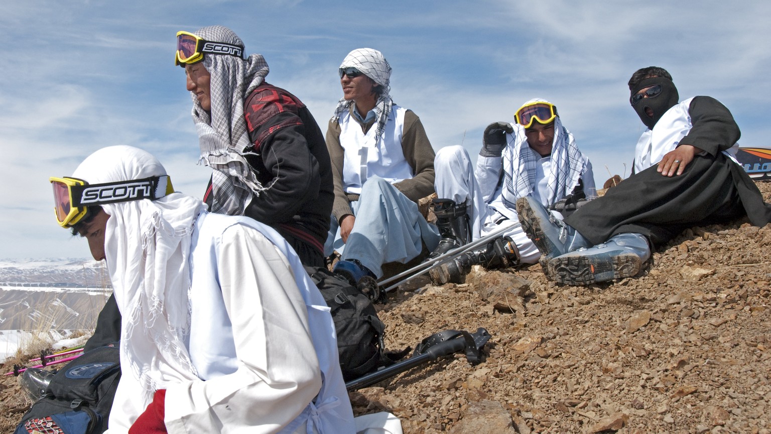 Teilnehmer der Afghan Ski Challenge machen Pause.