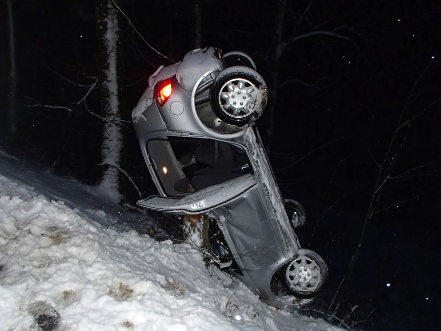 Eine Autolenkerin geriet auf der schneebedeckten Strasse ins Rutschen und schlitterte einen Abhang hinunter.