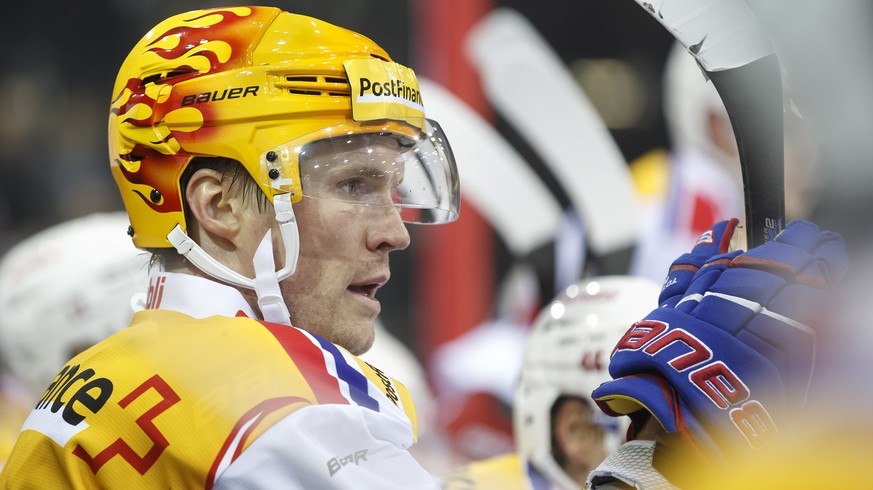 ARCHIV - ZUR MELDUNG DASS TOMMI SANTALA DEN EHC KLOTEN PER SOFORT VERLAESST, STELLEN WIR IHNEN DIESES ARCHIVBILD ZUR VERFUEGUNG - Kloten&#039;s Tommi Santala, of Finland, waits on the bench, during th ...