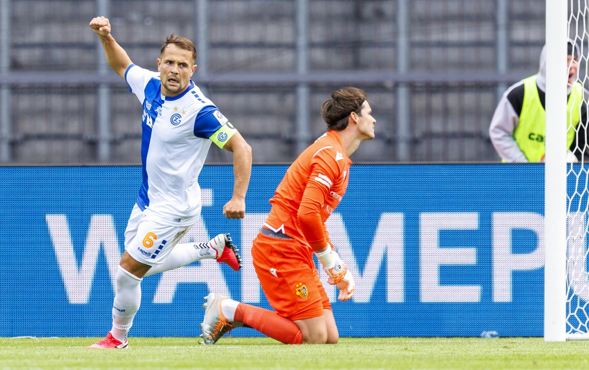 Grasshopper Club Zuerich Mittelfeldspieler Amir Abrashi feiert den Treffer seines Teamkollegen Filipe de Carvalho, nicht auf dem Bild, zum 1-0 gegen FC Basel Torhueter Marwin Hitz waehrend dem Fussbal ...