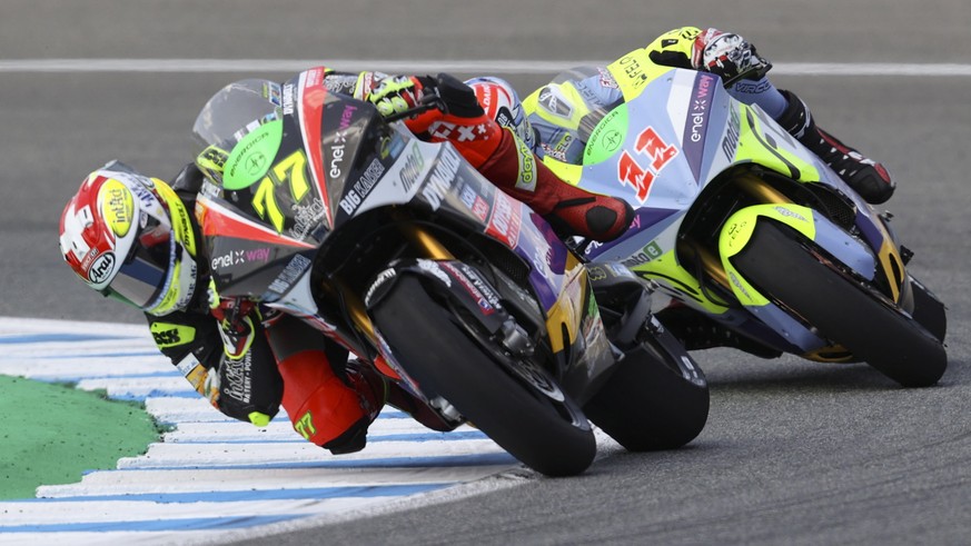 epa09918589 MotoE&#039;s Swiss rider Dominique Aegerter (Dynavolt Intact GP MotoE) (L) and Italian Matteo Ferrari (Felo Gresini MotoE) are in action during their category&#039;s first race at &#039;An ...