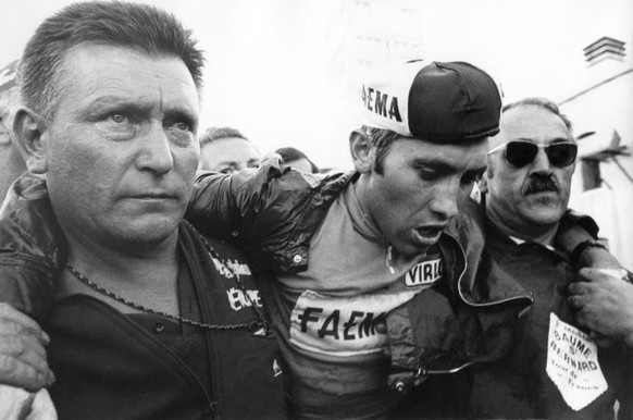 Kann nicht mehr nach der Etappe auf dem Mont Ventoux: Der belgische Radstar Eddy Merckx.