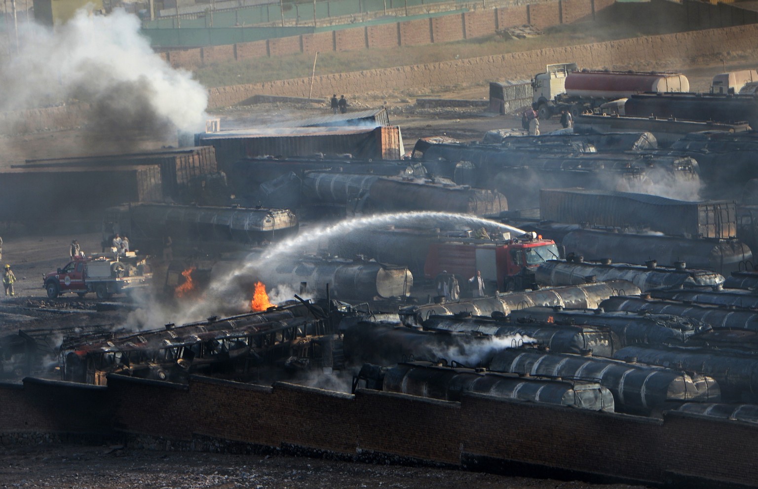 Die Feuerwehr versucht, den Grossbrand zu löschen.