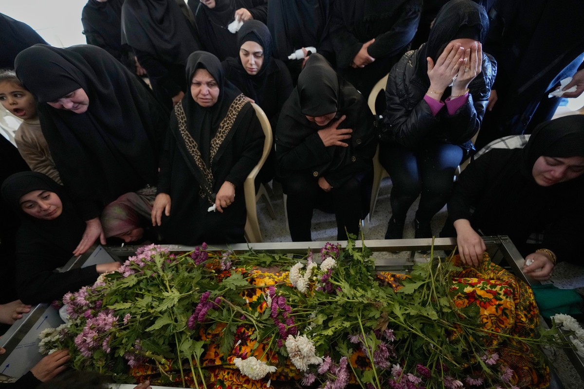 Relatives of a man who was killed on Friday in an Israeli airstrike, mourn over his body during a funeral procession in Saksakiyeh village , south Lebanon, Saturday, March 28, 2026. (AP Photo/Hussein  ...