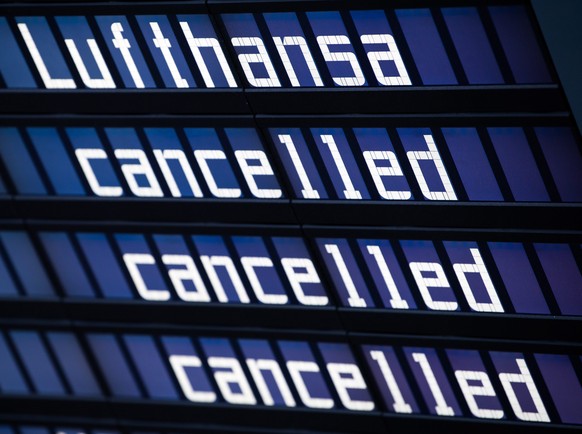 epa05651887 The words &#039;Lufthansa&#039; and &#039;cancelled&#039; on the display board at the airport in Munich, Germany, 29 November 2016. Hundreds of flights have been cancelled. Hundreds of fli ...