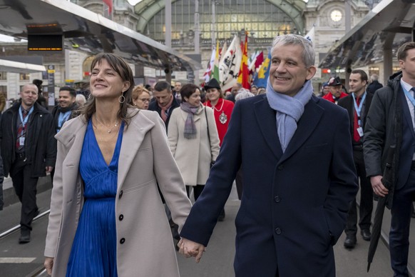 Bundesrat Beat Jans, rechts, und seine Frau Tracy, links, beim offiziellen Empfang in Basel, am Donnerstag, 21. Dezember 2023. Der neu in den Bundesrat gewaehlte Beat Jans wird mit einem Festumzug, ei ...