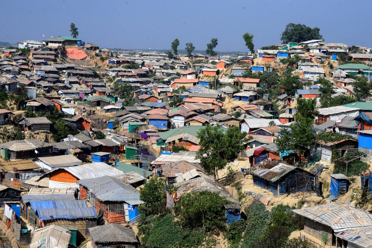 Relief distributions at Balukhali refugees camp Society for Urban and Rural Advancement (SURA), a national NGO of Bangladesh recently relief distributions to the 3000 Rohingya refugees at Balukhali r ...