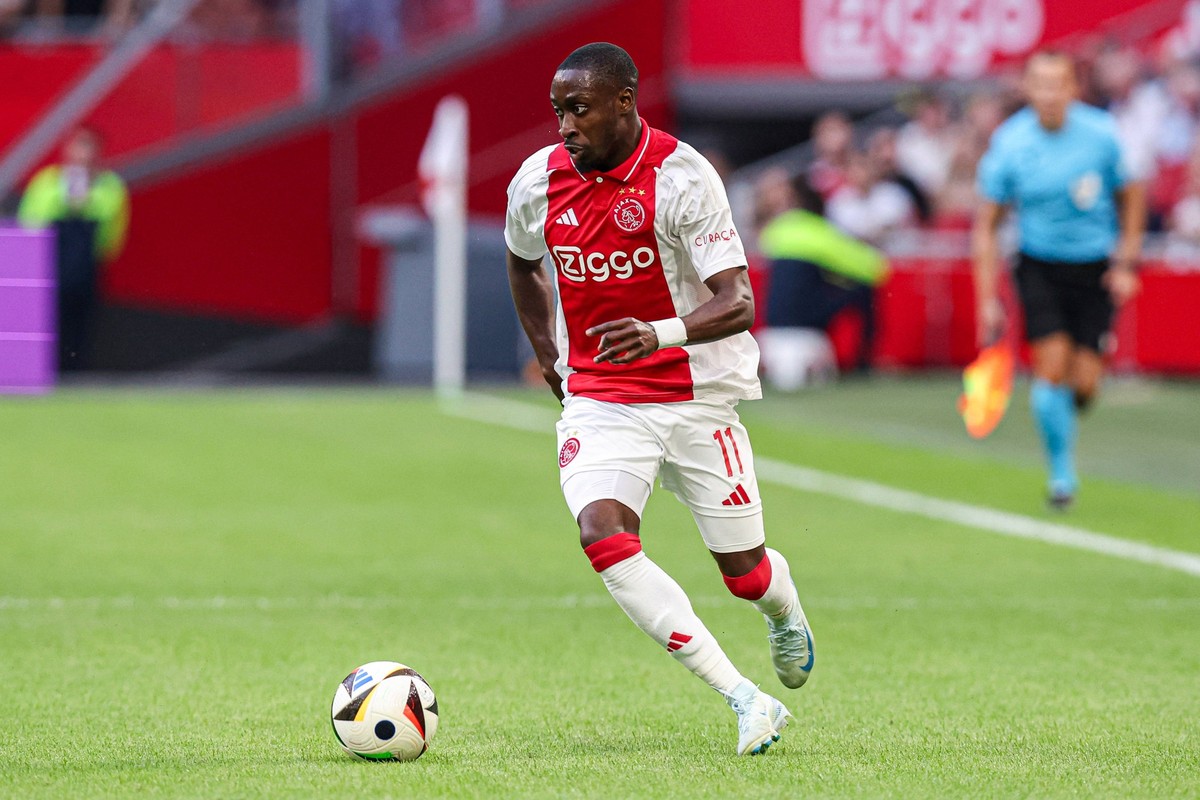 2024-08-15 AFC Ajax v Panathinaikos FC - UEFA Champions League Third Qualifying Round 2nd Leg AMSTERDAM, NETHERLANDS - AUGUST 15: Carlos Forbs of AFC Ajax dribbles during the UEFA Champions League Thi ...