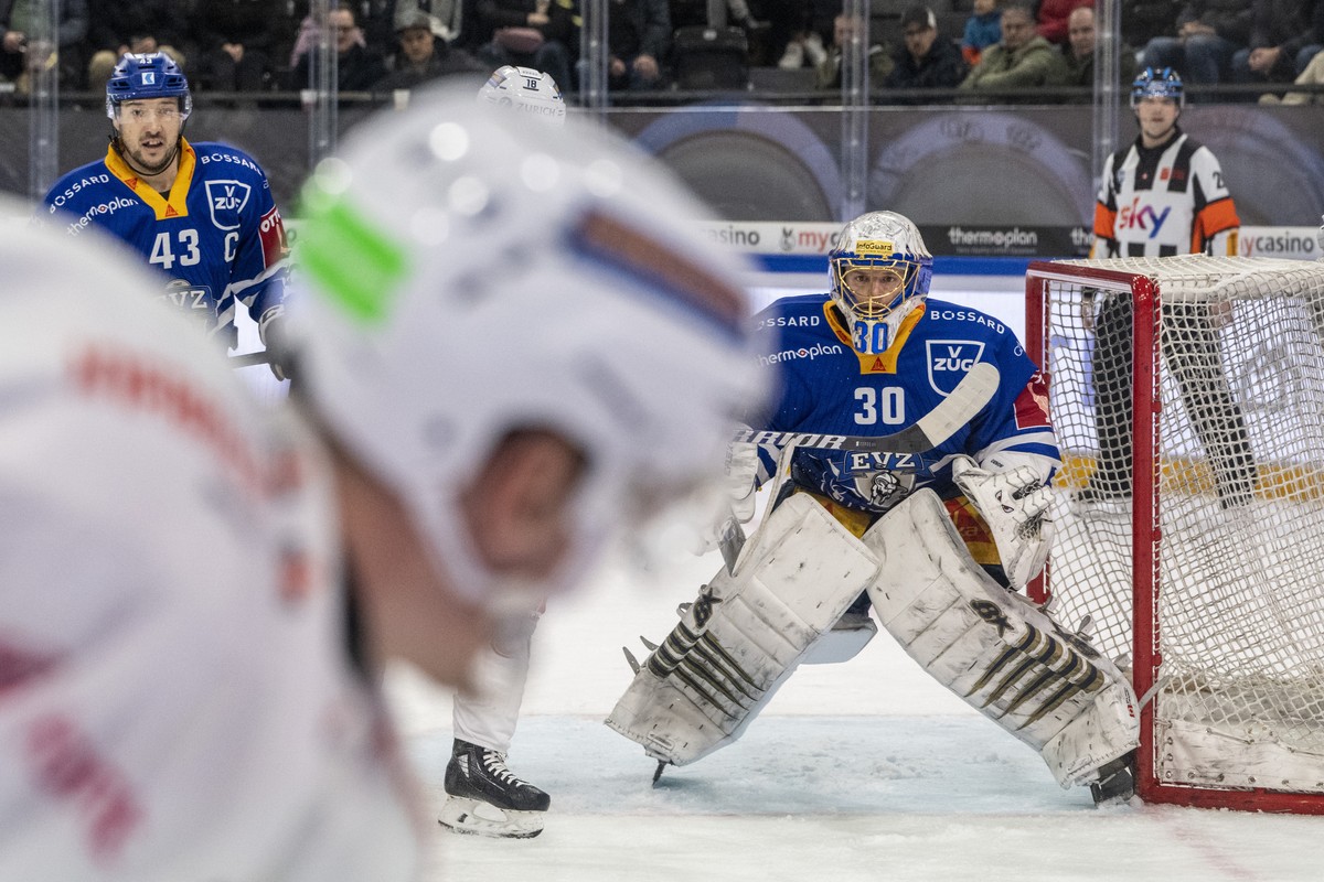 Torhueter Leonardo Genoni, rechts, von Zug beim Eishockey Meisterschaftsspiel der National League zwischen dem EV Zug und dem HC Ambri-Piotta am Samstag, 27. Januar 2024 in Zug. (KEYSTONE/Urs Flueeler ...
