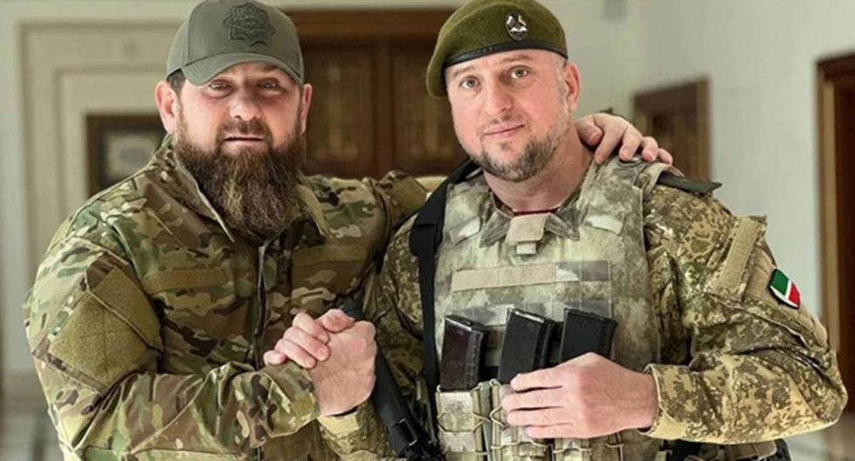 Apti Alaudinow (r.), Kommandant der Privatarmee Achmat, mit Ramsan Kadyrow. 
https://caucasuswatch.de/de/news/befehlshaber-der-akhmat-spezialkrafte-ruft-dazu-auf-die-nato-in-der-ukraine-zu-stoppen.htm ...