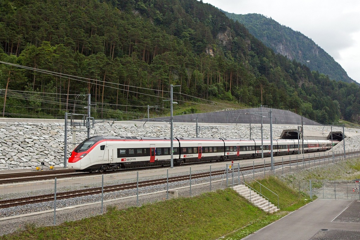 SBB- Zug fährt wieder durch Weströhre im Gotthard-Basistunnel