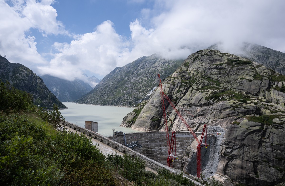 Bauarbeiten sind im Gange, die Staumauer am Grimselsee wird um 23 Meter auf 136 Meter erhoeht, am Mittwoch, 27. Juli 2022, an der Grimsel. Fuer den kommenden Winter koennte es wegen der Gasreduktion a ...