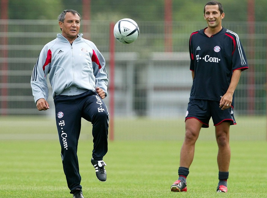 Bildnummer: 01177696 Datum: 28.06.2004 Copyright: imago/WEREK
Trainer Felix Magath (li.) zeigt Hasan Salihamidzic (beide Bayern) das er am Ball nichts verlernt hat; Vdig, quer, Ballannahme, Annahme,  ...