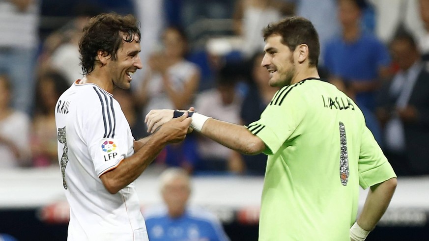 Bildnummer: 14279257 Datum: 22.08.2013 Copyright: imago/Marca
Santiago Bernabeu Trophy match - Rauls homage played between Real Madrid and Al Sadd. In this picture, Raul and Iker Casillas. xJOSExA.xGA ...