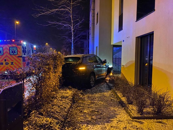 Unterägeri: Selbstunfall nach Sekundenschlaf