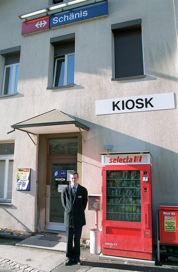 Der 24-jährige Betriebsdisponent Karl Reichenbach vor «seinem» Bahnhof Schaenis im Linthgebiet am 1. Februar 2000. Statt die Schliessung des Billettschalters durch die SBB hinzunehmen, hat sich Karl Reichenbach entschlossen, den Bahnhof nach dem Modell 50% SBB und 50% Privat weiter zu führen.&nbsp;
