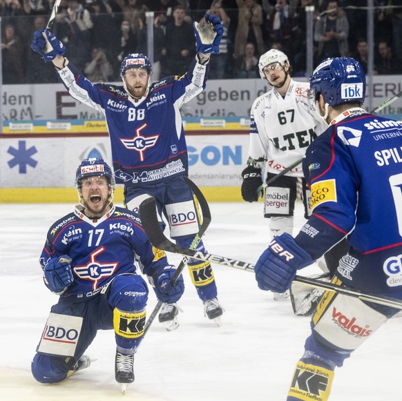 Kloten&#039;s Niki Altorfer jubelt nach seinem 1:0 Tor im fuenften Eishockey Playoff-Finalspiel der Swiss League zwischen den EHC Kloten und dem EHC Olten am Mittwoch 20. April 2022, in der stimo aren ...