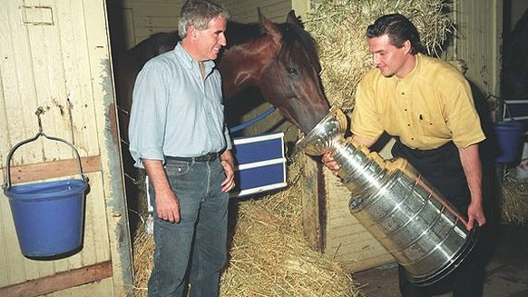 Eddie Olczyk von den New York Rangers füttert «Go for Gin», das Siegerpferd des Kentucky Derbys.