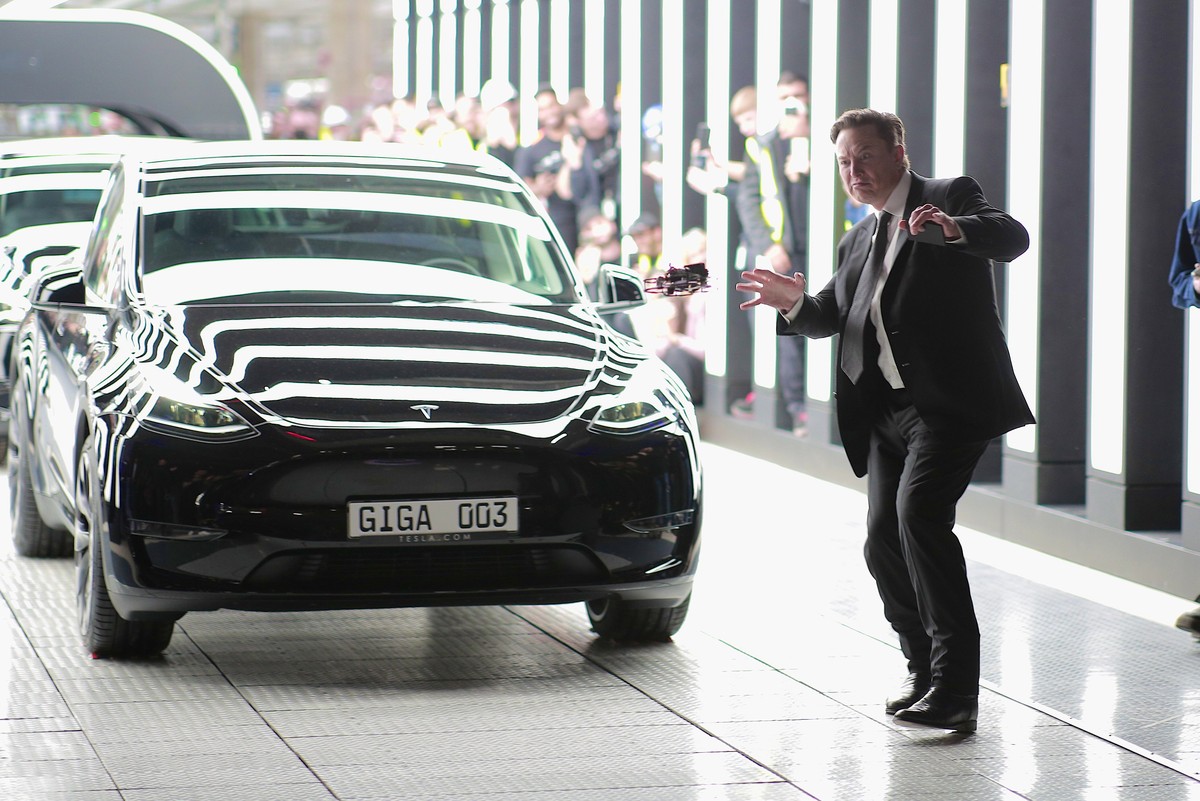 epa09842406 Tesla CEO Elon Musk poses with Tesla vehicles during the opening day of the Tesla 'Gigafactory' in Gruenheide near Berlin, Germany, 22 March 2022. EPA/CHRISTIAN MARQUARDT / POOL