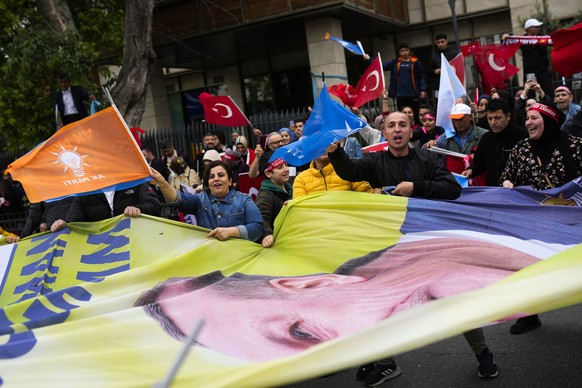 Supporters of the Turkish President Recep Tayyip Erdogan shout slogans outside his house in Istanbul, Turkey, Sunday, May 28, 2023. President Recep Tayyip Erdogan, who has been at Turkey's helm f ...