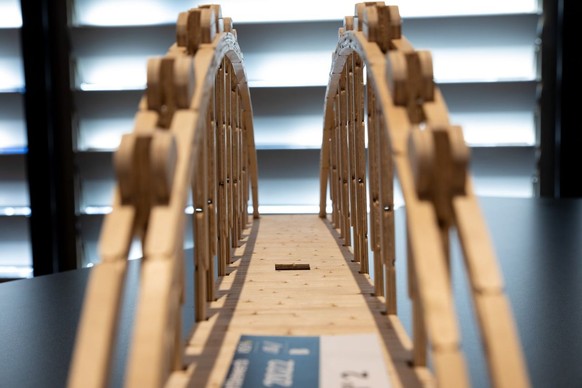 Brücke aus Glacestäbli