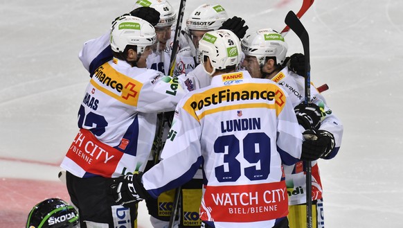 Die Bieler Gaetan Haas, Matthias Rossi, Toni Rajala, Mike Lundin und Kevin Fey, von links, feiern das 0:1, waehrend dem Eishockey-Qualifikationsspiel der National League A zwischen dem HC Davos und de ...