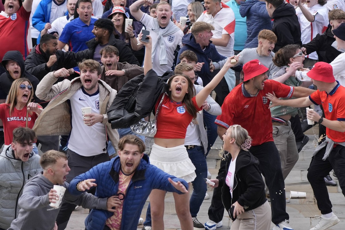 Fans watching England v Slovakia - EUFA Euro 2024 England fans at Millennium Square in Leeds celebrate during a screening of the UEFA EURO, EM, Europameisterschaft,Fussball 2024, round of 16 match, be ...