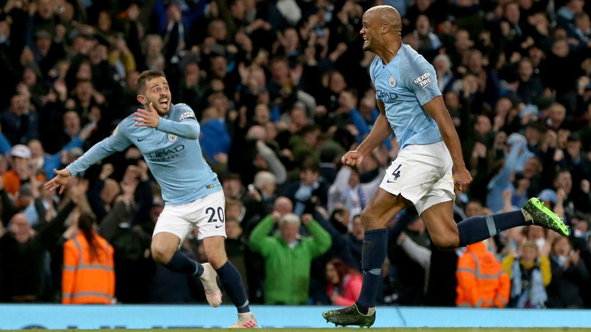 epa07551937 Manchester City's Vincent Kompany (R) celebrates scoring a goal during the English Premier League soccer match between Manchester City and Leicester City at the Etihad Stadium in Manc ...