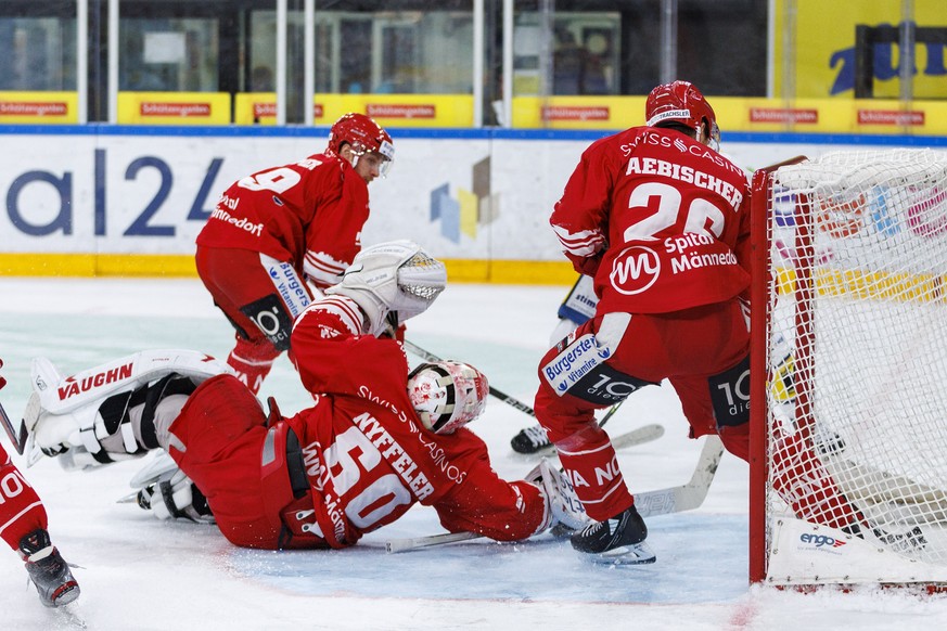 SC Rapperswil-Jona Lakers Verteidiger David Aebischer (#26) spielt den Puck aus dem Tor heraus nachdem Torhueter Melvin Nyffeler zum dritten Mal bezwungen wurde waehrend dem Eishockey-Meisterschaftssp ...