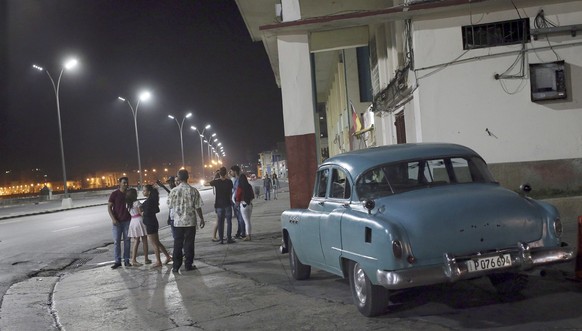 epa05648022 People gather at the pier in Havana, Cuba, early 26 November 2016, a few hours after Fidel Castro&#039;s death was announced. Current Cuban president, Raul Castro on 25 November 2016 annou ...