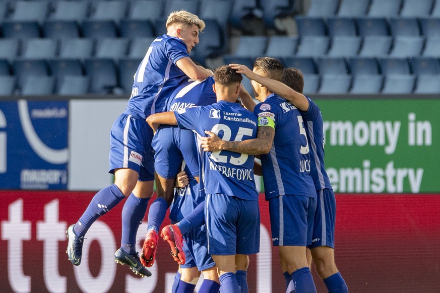 Die Luzerner feiern das Tor zum 2:2 beim Super League Meisterschaftsspiel zwischen dem FC Luzern und dem FC Servette Genf vom Samstag, 27. Juni 2020 in Luzern. (KEYSTONE/Urs Flueeler)