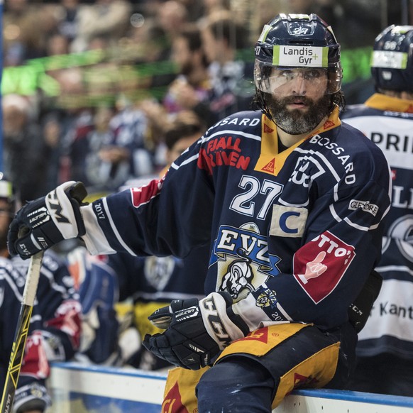 Zugs Josh Holden, rechts, und seine Mitspieler verfolgen die letzten Momente des sechsten Eishockey Playoff-Finalspiels der National League A zwischen dem EV Zug und dem SC Bern, am Montag, 17. April  ...