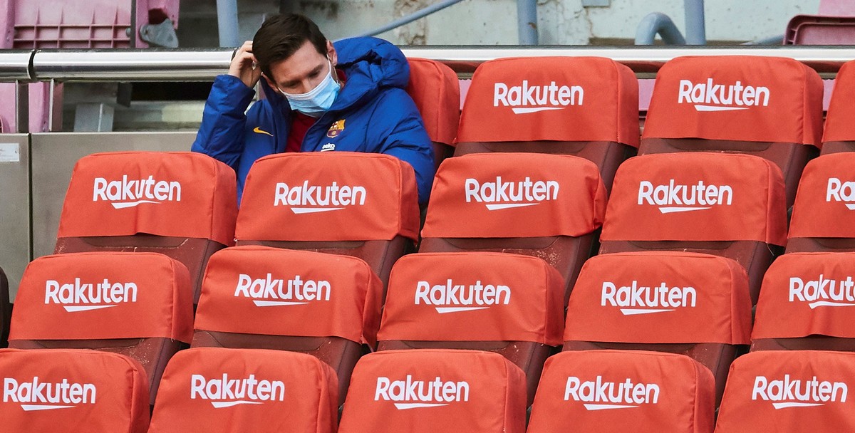epa08805024 FC Barcelona's striker Lionel Messi sits in the bench during the Spanish LaLiga soccer match between FC Barcelona and Real Betis held at Camp Nou stadium in Barcelona, Spain, 07 Novem ...