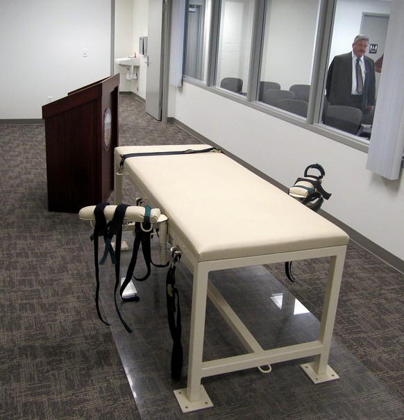 FILE - The execution chamber at the Idaho Maximum Security Institution is shown as Security Institution Warden Randy Blades look on in Boise, Idaho on Oct. 20, 2011. Idaho on Wednesday, Feb. 28, 2024, ...