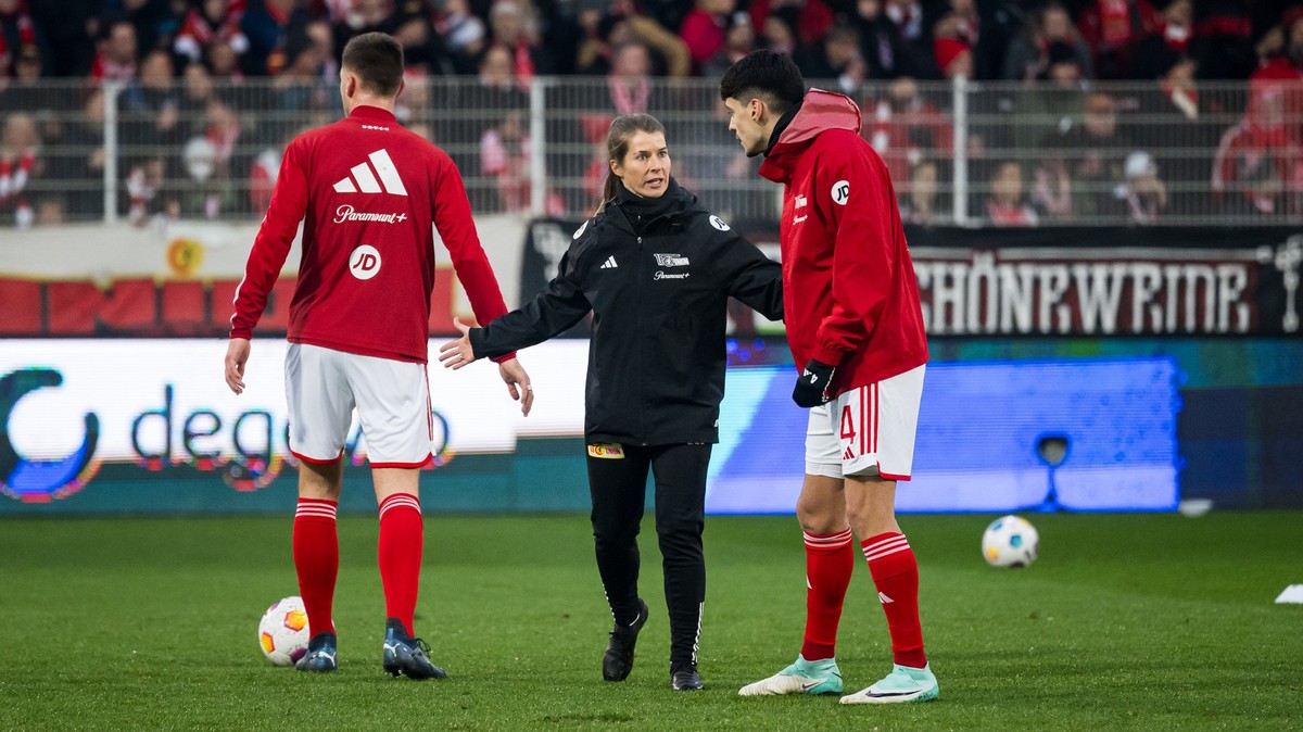 BERLIN, GERMANY - NOVEMBER 25: assistant coach Marie-Louise Eta speaks with Diogo Leite of 1 FC Union Berlin before the Bundesliga match between 1. FC Union Berlin and FC Augsburg on November 25, 2023 ...