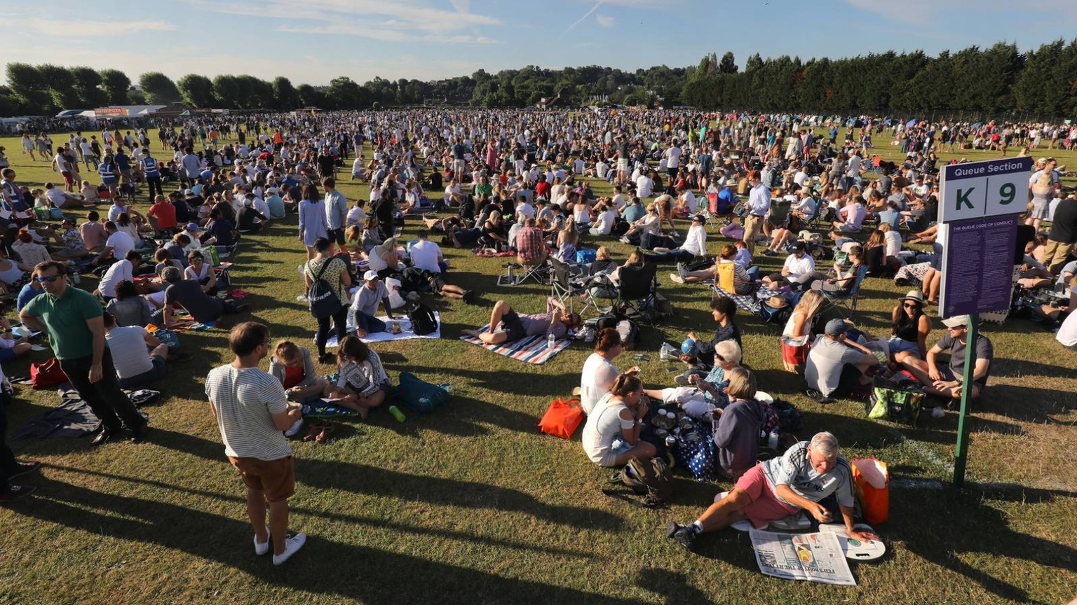 Ob Zeitunglesen, Dissertation schreiben oder mit lauten Musikpartys die Zeit vertreiben: Auf dem Zeltplatz beim Wimbledonpark erlebt man unter Tennisverrückten viel.