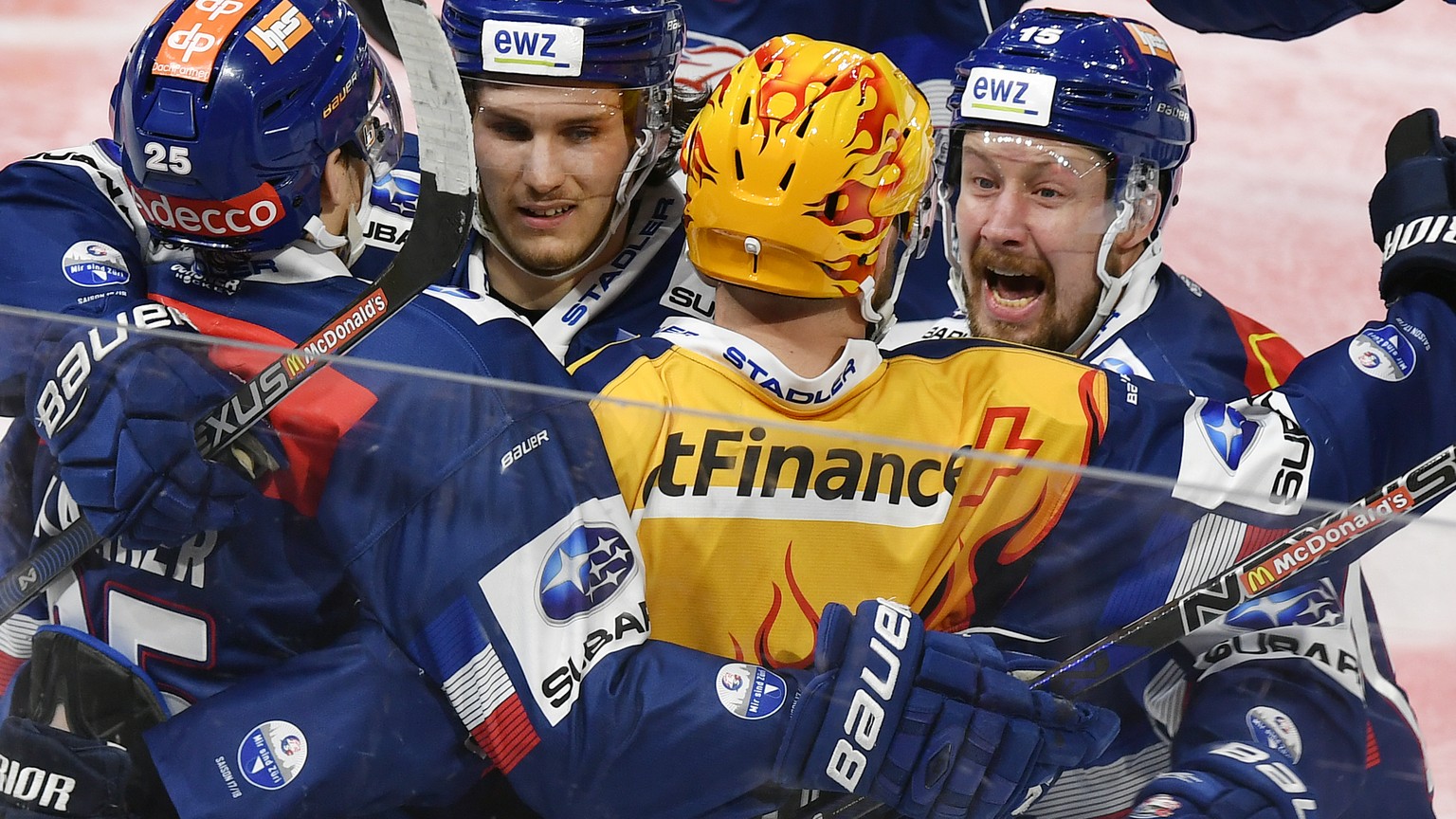 Der Zuercher Fredrik Pettersson, Mitte, jubelt mit Mathias Seger, rechts, und Pius Suter, links, nach seinem Tor zum 1-0 fuer die Lions beim Eishockeyspiel der National League ZSC Lions gegen die SCL  ...