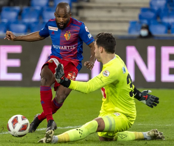 Der Basler Aldo Kalulu, links, verpasst gegen den Luzerner Torhueter Marius Mueller, rechts, eine Torchance im Fussball Meisterschaftsspiel der Super League zwischen dem FC Basel und dem FC Luzern im  ...