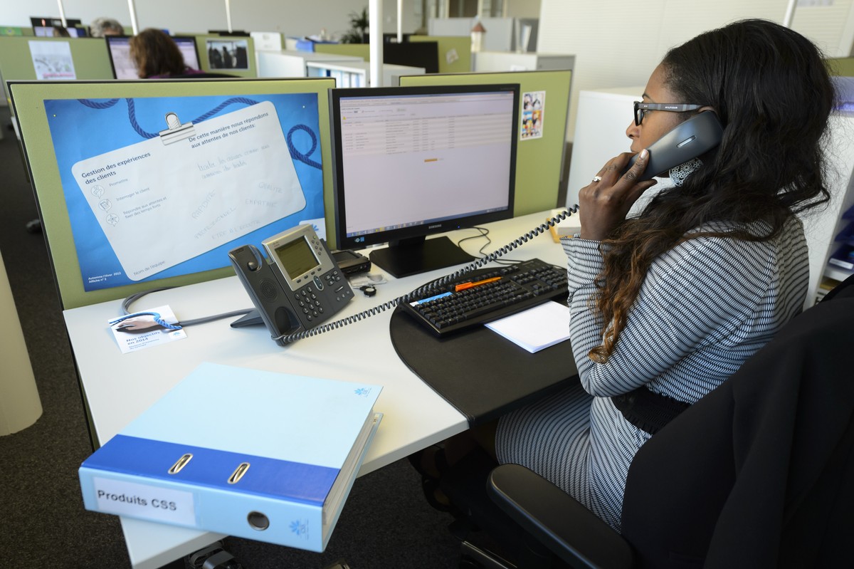 ZUR INITIATIVE EINHEITSKASSE STELLEN WIR IHNEN HEUTE DIESES NEUE BILDMATERIAL BERATUNG KRANKENKASSE ZUR VERFUEGUNG --- Une employee de CSS travail au telephone au siege romandie de l' assurance m ...
