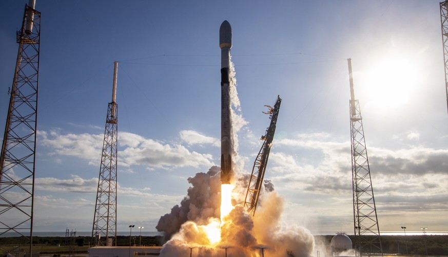 Ein von SpaceX zur Verfügung gestelltes Handout-Foto zeigt die Falcon 9-Rakete, mit einer Ladung von 60 Starlink-Satelliten an Bord, bei einer erfolgreichen Mission im Januar.