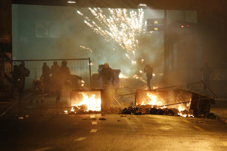 Vor der Reitschule zündeten Demonstranten Strassenbarrikaden an.