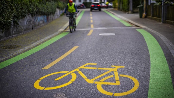 Eine Person faehrt mit einem Fahrrad auf der neu erstellten Velovorzugsroute auf der Muehlebachstrasse, aufgenommen am Dienstag, 9. April in Zuerich. (KEYSTONE/Michael Buholzer)