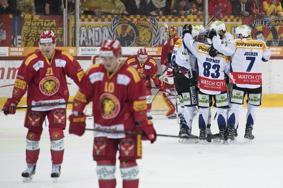 Tigers Rapahel Kuonen, Ville Koistinen, Evgei Chiriaev, Goalie Ivars Punnenovs, von links reagieren geschlagen, waehrend Biels Spieler rechts, jubeln, waehrend dem Eishockey National League A Spiel, z ...