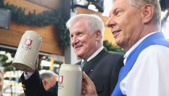 Kontrahenten, im Bier vereint: Münchens sozialdemokratischer Oberbürgermeister Dieter Reiter (r.) und Bayerns konservativer Ministerpräsident Horst Seehofer von der CSU.<br data-editable="remove">