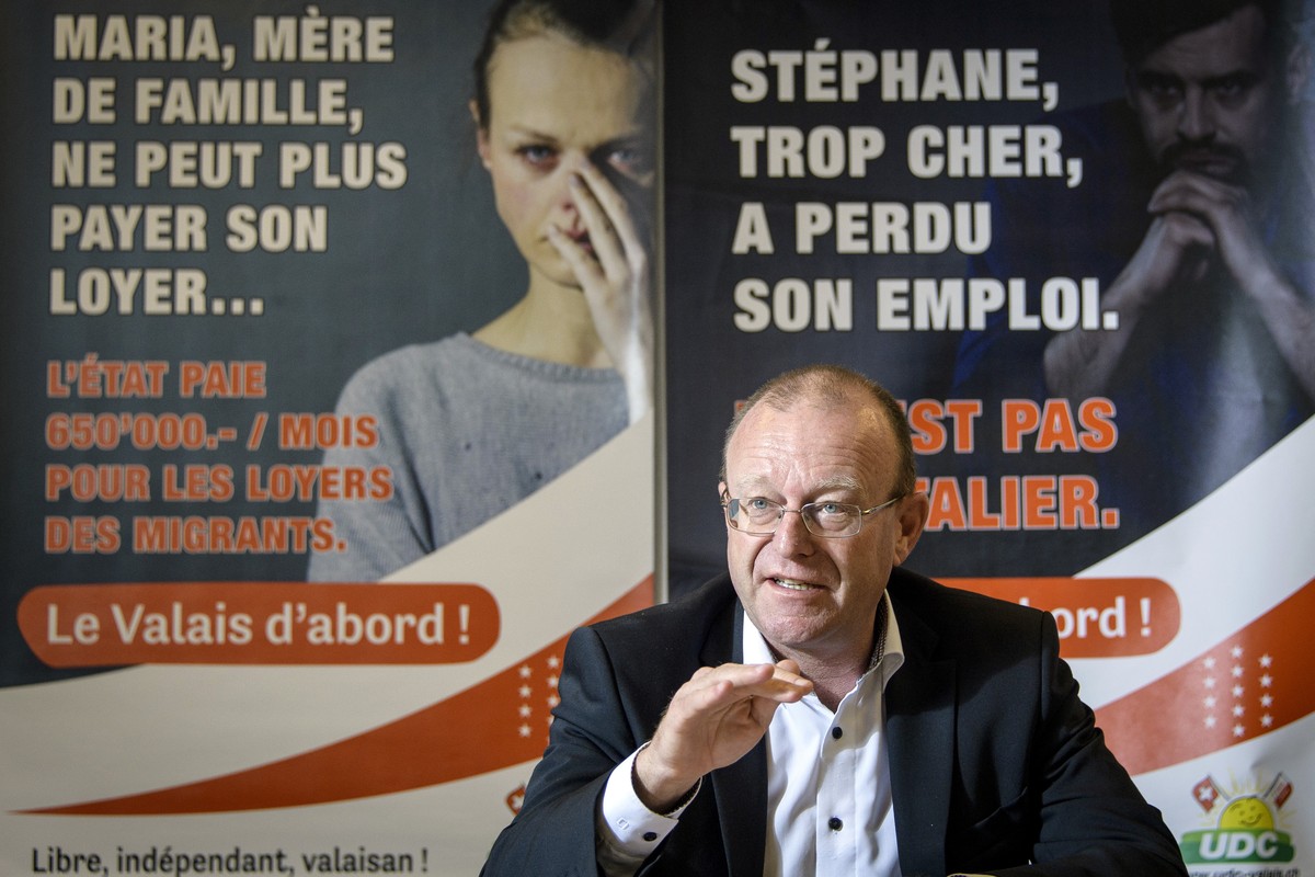 Jean-Luc Addor, conseiller national de l'UDC, devant les affiches de campagnes de l'UDC VS aux elections cantonales, lors de la conference de presse UDC concernant le lancement de l'ini ...